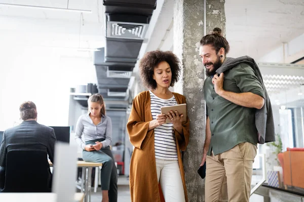 Felices Jóvenes Colegas Negocios Hablando Trabajando Oficina — Foto de Stock