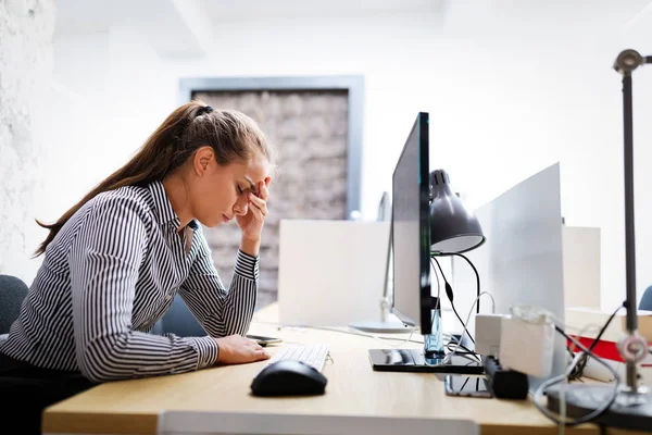 Overanstrengt Frustreret Ung Forretningskvinde Foran Computeren Kontoret - Stock-foto