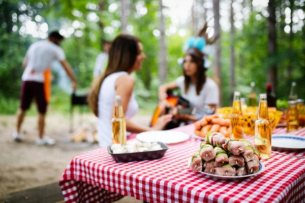 Amigos Acampando Teniendo Una Fiesta Barbacoa Naturaleza — Foto de Stock