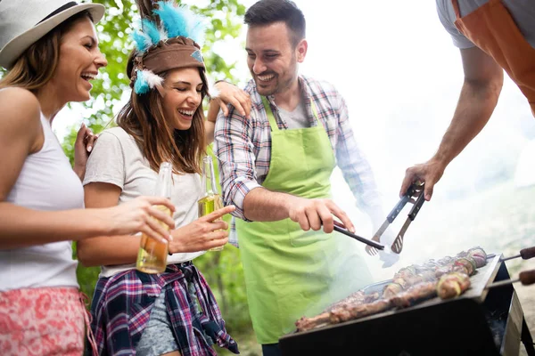 Teman Memiliki Pesta Barbekyu Alam Sementara Memiliki Ledakan — Stok Foto