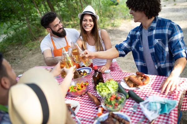 Kis Baráti Társaság Akik Alkoholt Isznak Grillpartin Esznek — Stock Fotó