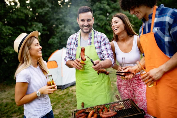 Amigos Haciendo Una Fiesta Barbacoa Naturaleza Mientras Divierten — Foto de Stock