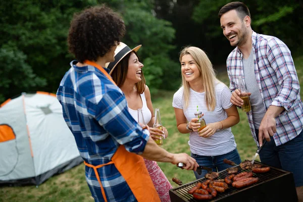 Groep Van Vrienden Die Buiten Barbecuefeest Plezier Samen Hebben — Stockfoto