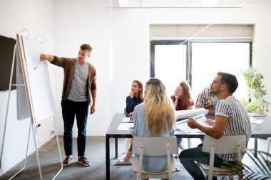 Girişimciler mimarlar iş adamları konferansı modern toplantı odasında