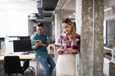 Tablet bilgisayar kullanan bir tasarımcının, öğrencinin, serbest meslek kadınının portresi