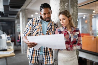 İş adamları tasarımcıları takım çalışması planlama ofisi toplantısı konsepti