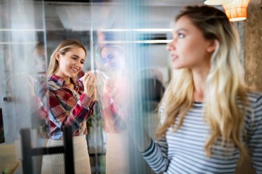 Yaratıcı genç profesyonel tasarımcılar, ofiste beyin fırtınası yapan iş adamları. İş, tasarım, iş, fikir kavramı