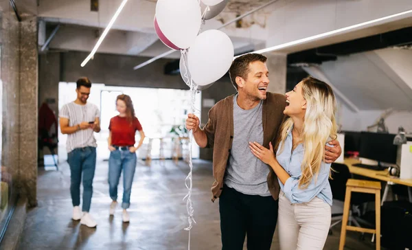 Colegas Celebrando Aniversário Escritório Moderno — Fotografia de Stock