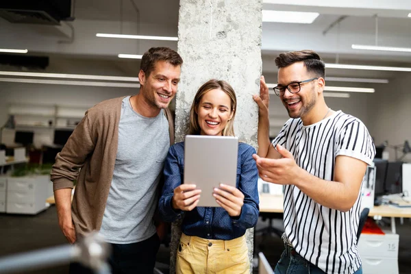 Framgångsrikt Företag Med Glada Medarbetare Kollegor Modernt Kontor — Stockfoto