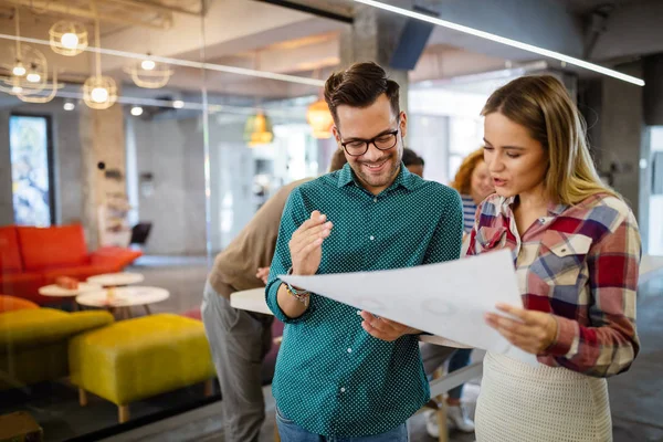 Zakenmensen Die Plezier Hebben Brainstormen Chatten Kantoor — Stockfoto