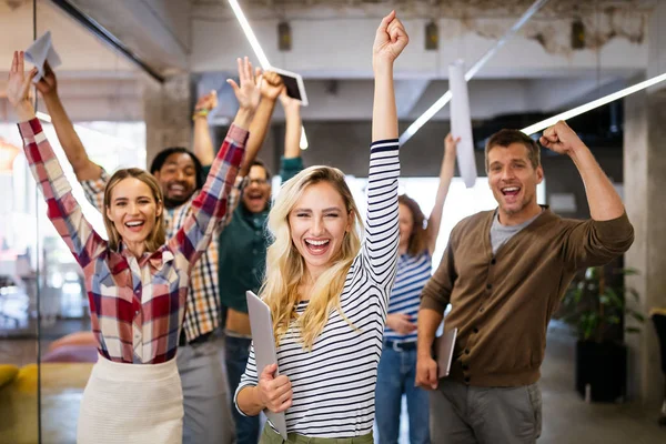 Gente Negocios Feliz Celebrando Éxito Empresa Cargo —  Fotos de Stock