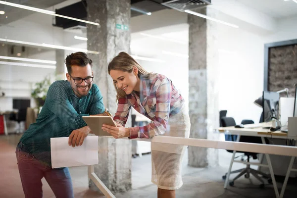 Concepteurs Créatifs Heureux Gens Affaires Remue Méninges Travailler Sur Lieu — Photo