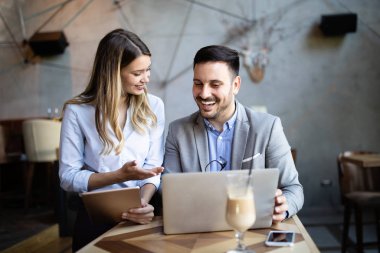 Modern ticaret ofisindeki kurumsal takım çalışması meslektaşları