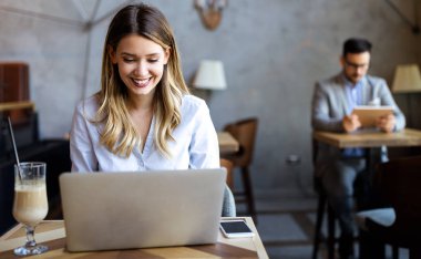 Kafede defter kullanan güzel esmer iş kadını.