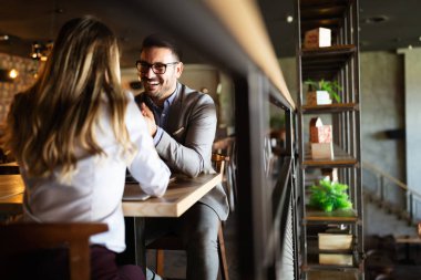 Birbirine aşık bir çift. Romantik, gülümseyen insanların restoranda randevusu var.