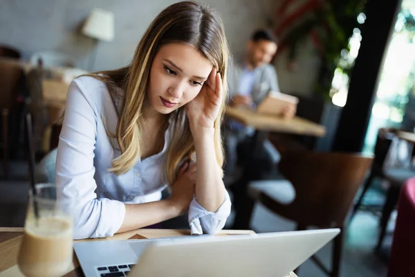 Retrato Cansado Estresse Jovem Mulher Negócios Com Laptop — Fotografia de Stock