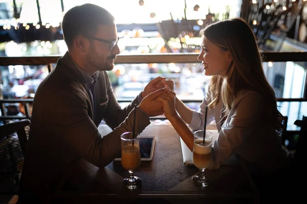 Attraktivt Elegant Ungt Par Dejtar Restaurangen — Stockfoto