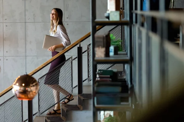 Hermosa Joven Empresaria Moderna Sosteniendo Ordenador Portátil Oficina — Foto de Stock