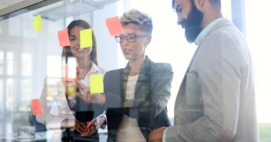 İşbirliği ve proje planları tartışırken profesyonel iş arkadaşları