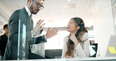 İş ortakları ve kahve molası sırasında sohbet arkadaşları