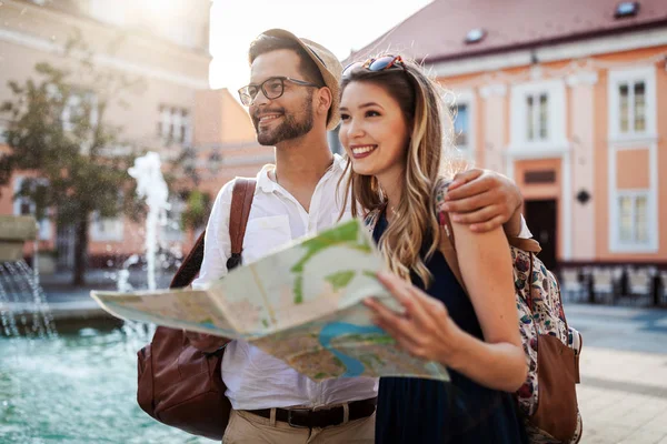 Vacaciones Verano Citas Amor Concepto Turismo Sonriendo Feliz Pareja Ciudad —  Fotos de Stock