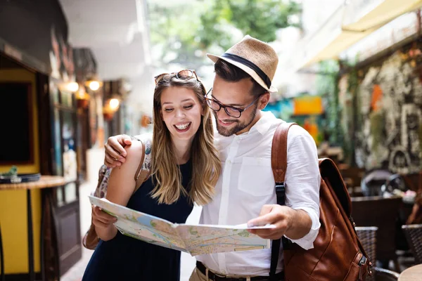 Heureux Couple Touristique Amoureux Sortir Ensemble Rire Vacances — Photo