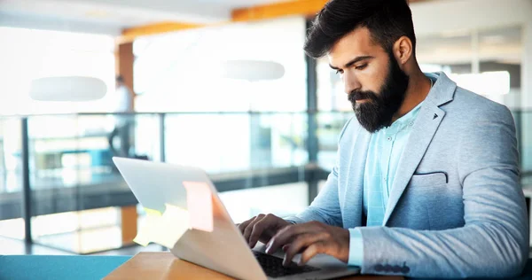 Empresário Profissional Trabalhando Laptop Escritório Limpo Moderno — Fotografia de Stock