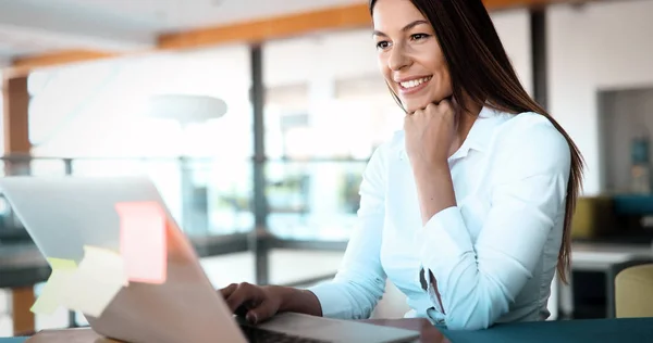 Imagem Close Mulher Atraente Digitando Laptop Colocado Colo — Fotografia de Stock