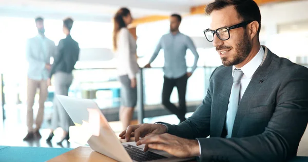 Hombre Negocios Guapo Trabajando Ordenador Portátil Oficina — Foto de Stock