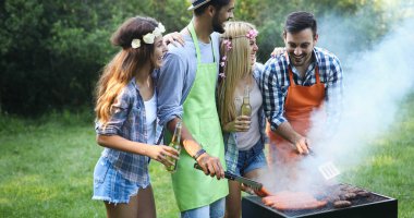 Arka bahçede Barbekü yapma arkadaş grubu