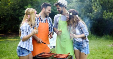 Arkadaşlar barbekü partisinin tadını çıkarıyorlar.