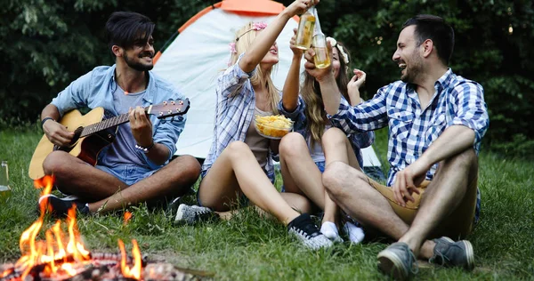 Amis Appréciant Musique Près Feu Camp Nuit — Photo