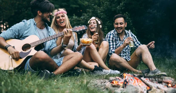 Amigos Disfrutando Música Cerca Fogata Por Noche — Foto de Stock