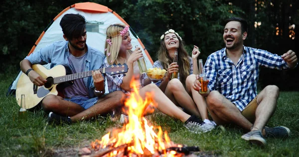 Groupe Amis Camper Assis Autour Feu Camp Jouer Guitare — Photo