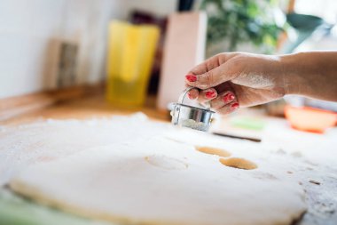 Çörekler hazır ve modern mutfakta pişirmeye hazır.