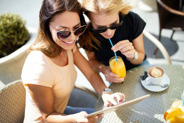 Vrienden Hebben Een Geweldige Tijd Café Meisjes Glimlachen Drinken Sap — Stockfoto