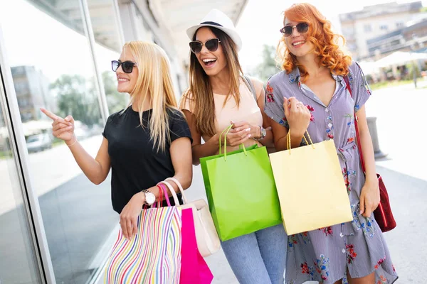 Venta Turismo Concepto Gente Feliz Hermosas Mujeres Con Bolsas Compras — Foto de Stock