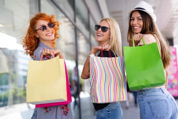 Grupo Felices Amigos Sonrientes Comprando Ciudad Divirtiéndose — Foto de Stock