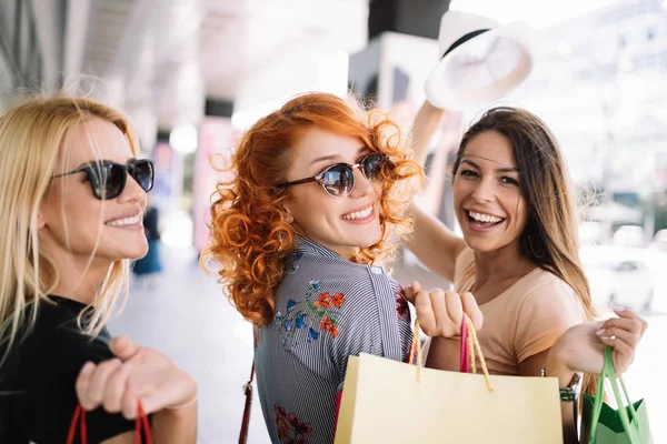 Grupo Hermosas Mujeres Jóvenes Sonriendo Divirtiéndose Juntas —  Fotos de Stock