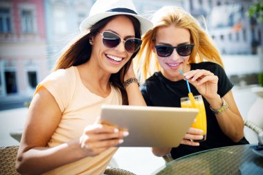 Tatil, turizm ve internet - cafe dışında tablet pc bakarak güzel genç kızlar