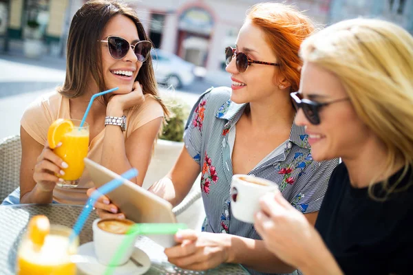Vakantie Toerisme Concept Mooie Meisjes Hebben Plezier Samen Cafe — Stockfoto