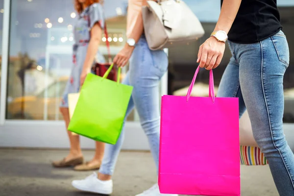 Meninas Bonitas Com Sacos Compras Andando Shopping — Fotografia de Stock