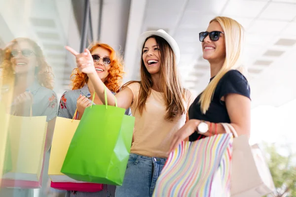 Venta Turismo Concepto Gente Feliz Hermosas Mujeres Con Bolsas Compras — Foto de Stock