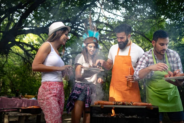 Amigos Fazendo Uma Festa Churrasco Natureza Enquanto Diverte — Fotografia de Stock