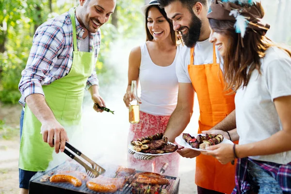 Amigos Haciendo Una Fiesta Barbacoa Naturaleza Mientras Divierten — Foto de Stock