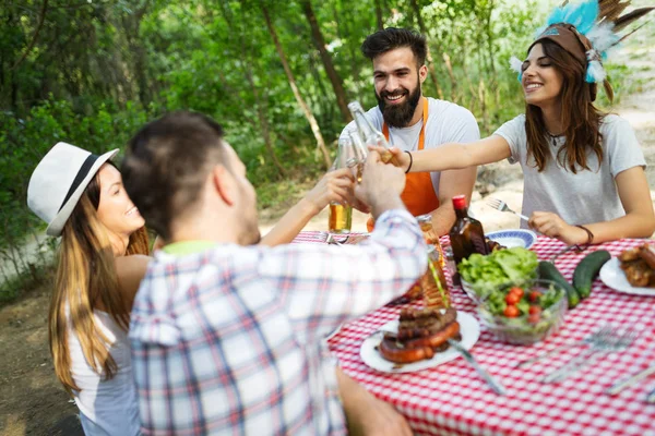 Egy Csapat Boldog Barát Eszik Pirítós Kerti Grillezésen Boldogság Fogalma — Stock Fotó