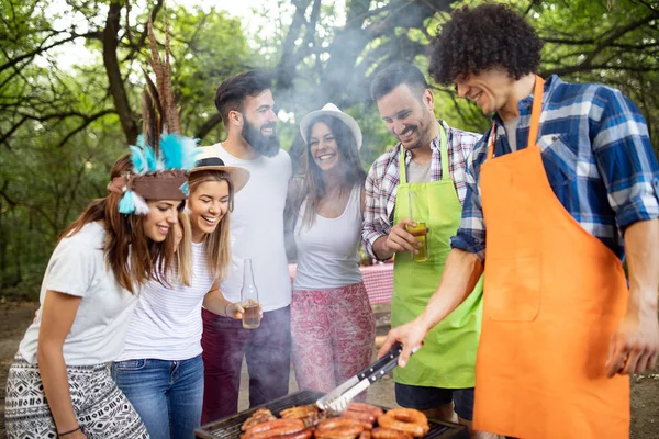 Amici Campeggio Fare Una Festa Barbecue Nella Natura — Foto Stock