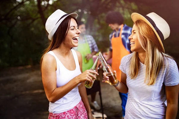 Amigos Divertindo Natureza Fazendo Churrasco — Fotografia de Stock