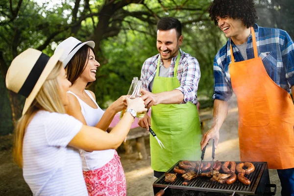 Amigos Divertindo Natureza Fazendo Churrasco — Fotografia de Stock