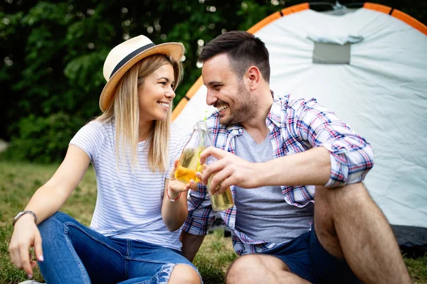 Junges Paar Vor Zelt Beim Sommerlager Fest — Stockfoto